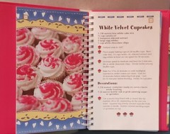 NEW “EASY CUPCAKE RECIPES” Hardback Spiral 2010 Cookbook Resources LLC 174 Pages